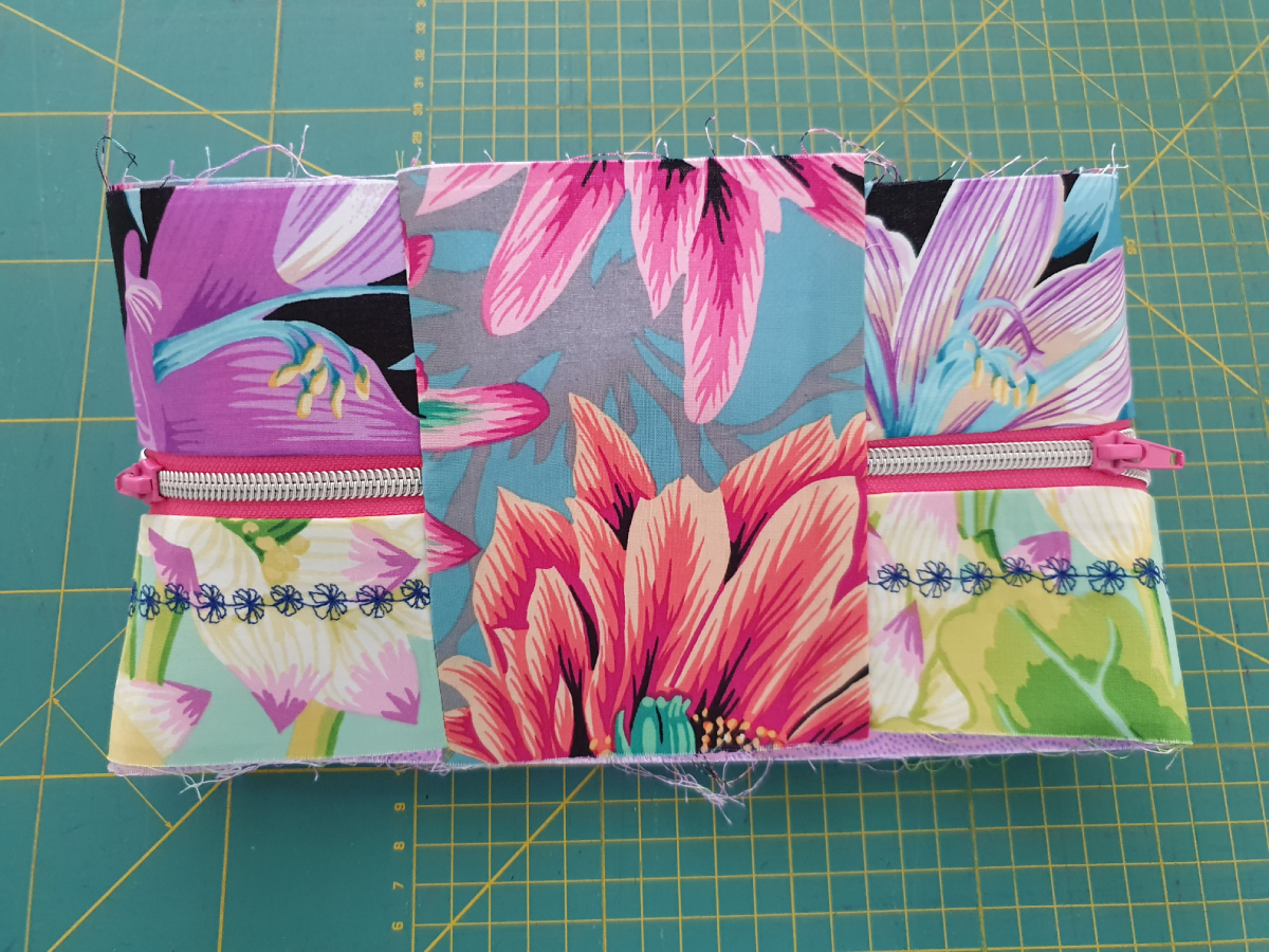 Kaffe Fassett colorful, round Zipper Bag BERNINA